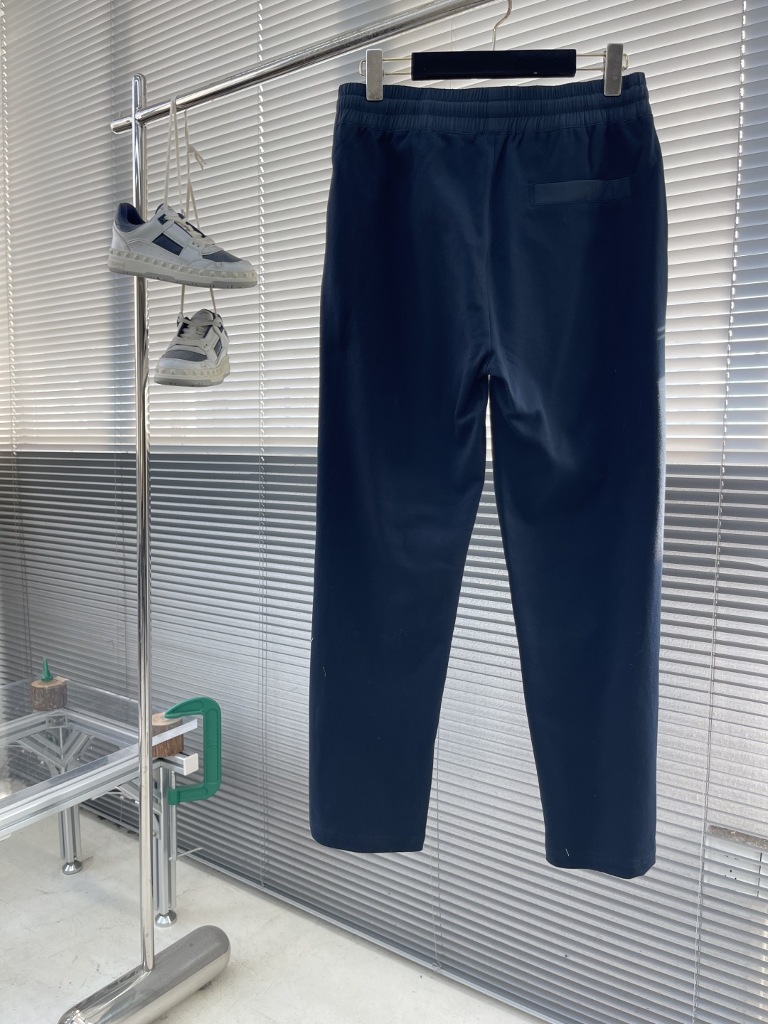 -Loro Piana 2025秋冬休闲时尚卫裤，这款卫裤采用大牌的设计打造时尚潮流感，细节处理精致到位