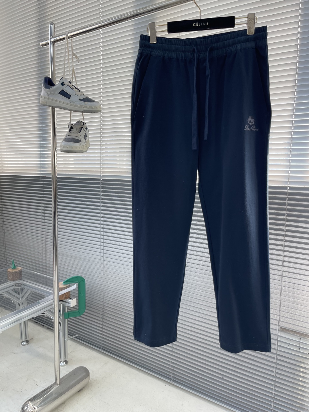 -Loro Piana 2025秋冬休闲时尚卫裤，这款卫裤采用大牌的设计打造时尚潮流感，细节处理精致到位