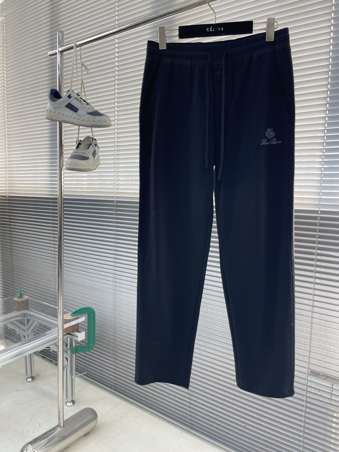 -Loro Piana 2025秋冬休闲时尚卫裤，这款卫裤采用大牌的设计打造时尚潮流感，细节处理精致到位