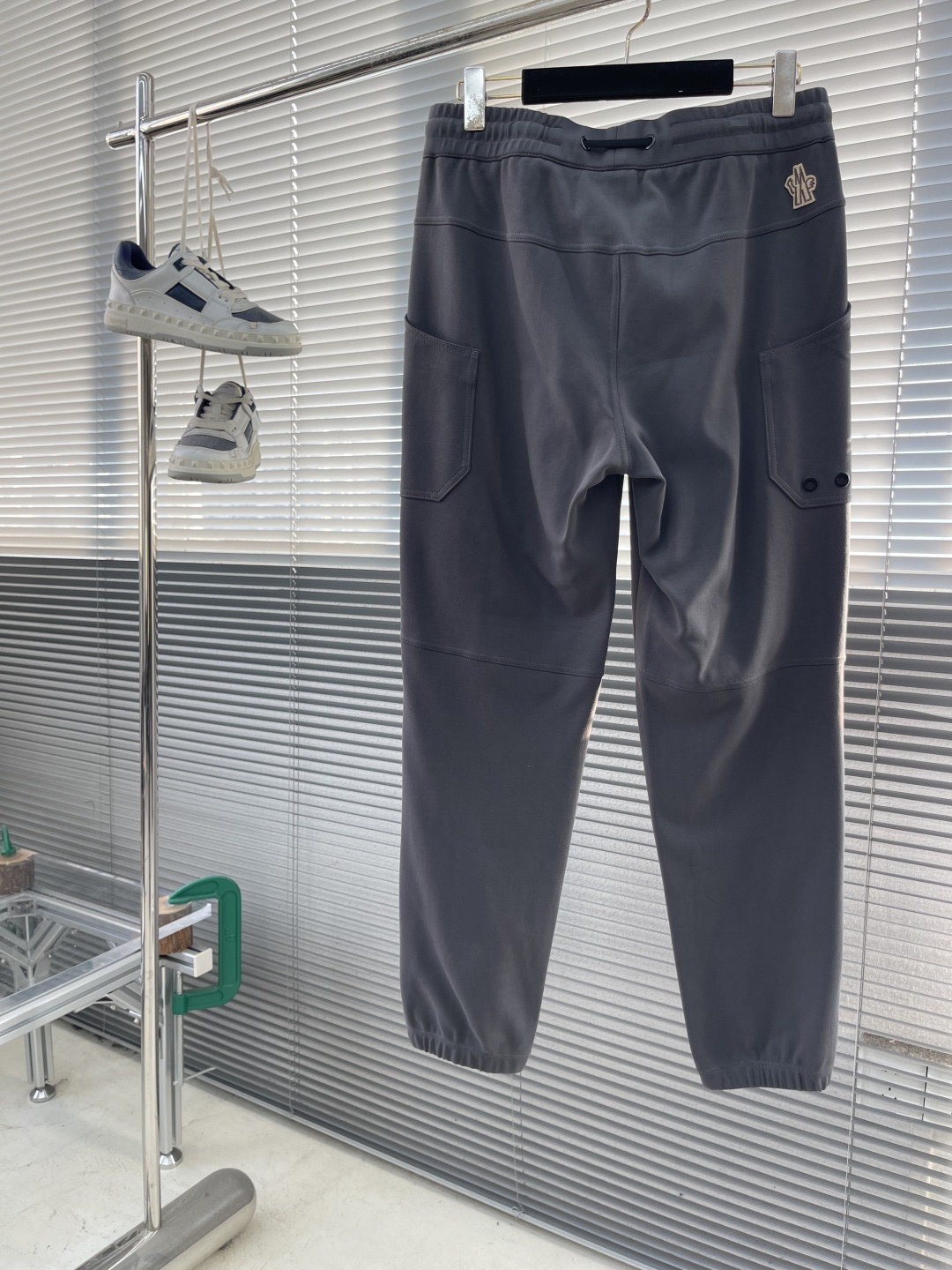 -mon 2025秋冬蒙口休闲时尚卫裤，这款卫裤采用大牌的设计打造时尚潮流感，细节处理精致到位，展现超高