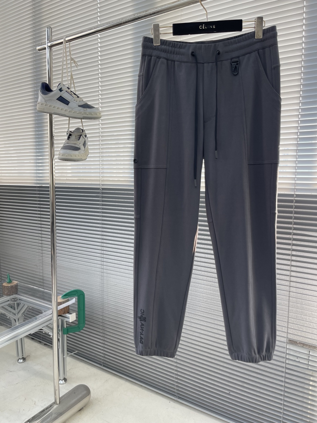 -mon 2025秋冬蒙口休闲时尚卫裤，这款卫裤采用大牌的设计打造时尚潮流感，细节处理精致到位，展现超高