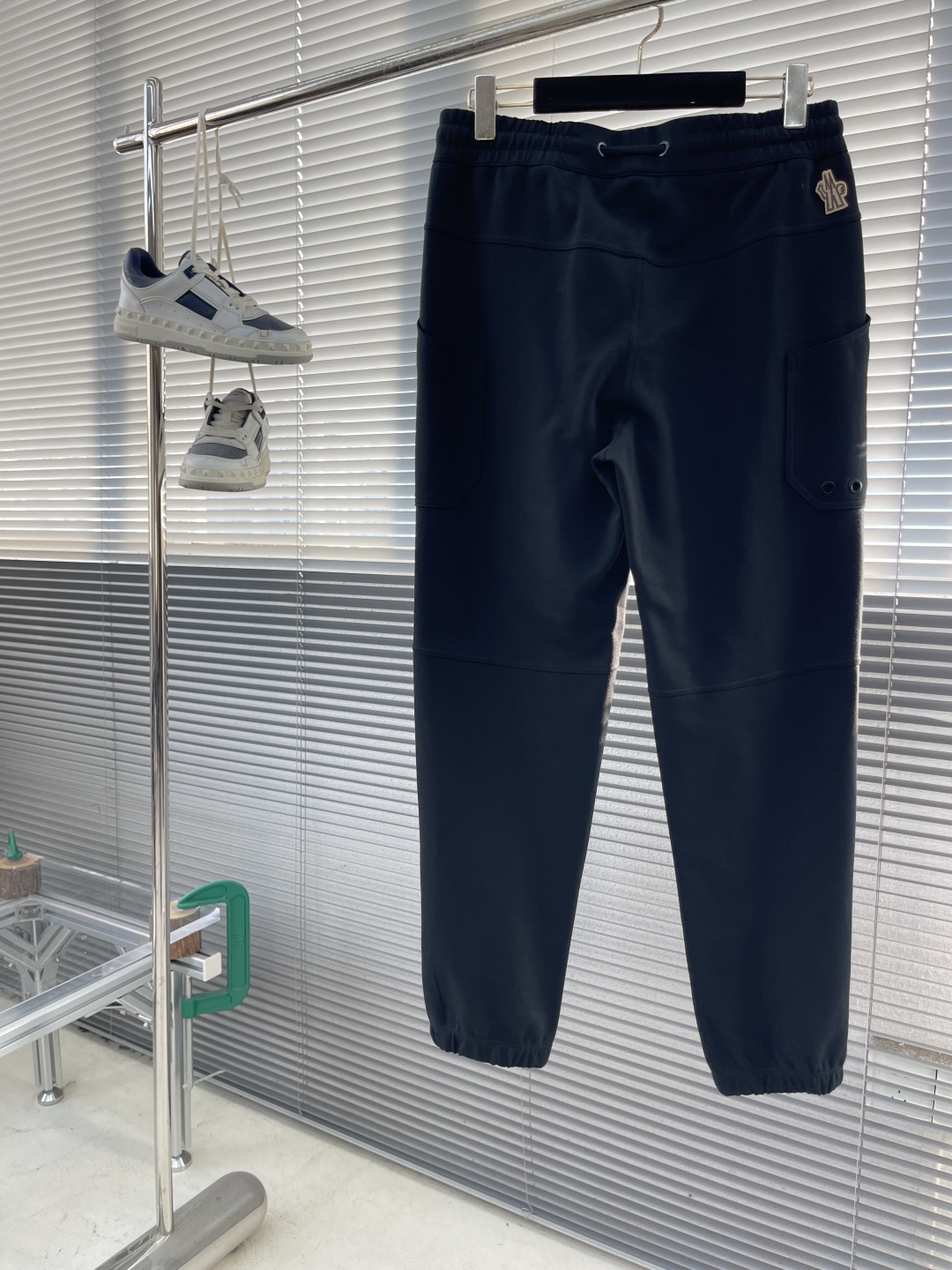 -mon 2025秋冬蒙口休闲时尚卫裤，这款卫裤采用大牌的设计打造时尚潮流感，细节处理精致到位，展现超高