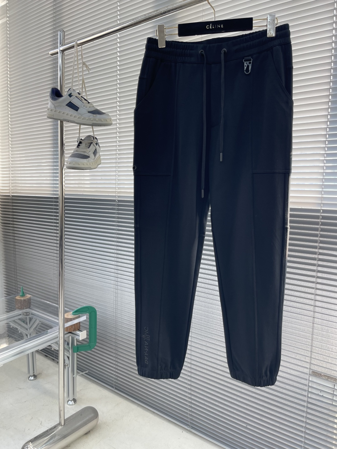 -mon 2025秋冬蒙口休闲时尚卫裤，这款卫裤采用大牌的设计打造时尚潮流感，细节处理精致到位，展现超高