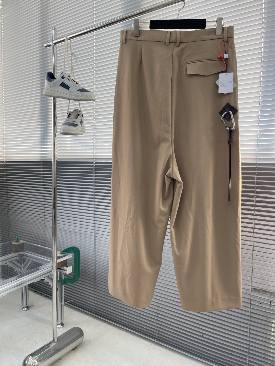 -LOEW 搭扣阔腿长裤定制紧致棉质斜纹精纺料 垂感爽滑 细腻透气 以独特卡其色为底色 质朴而尽显高雅 