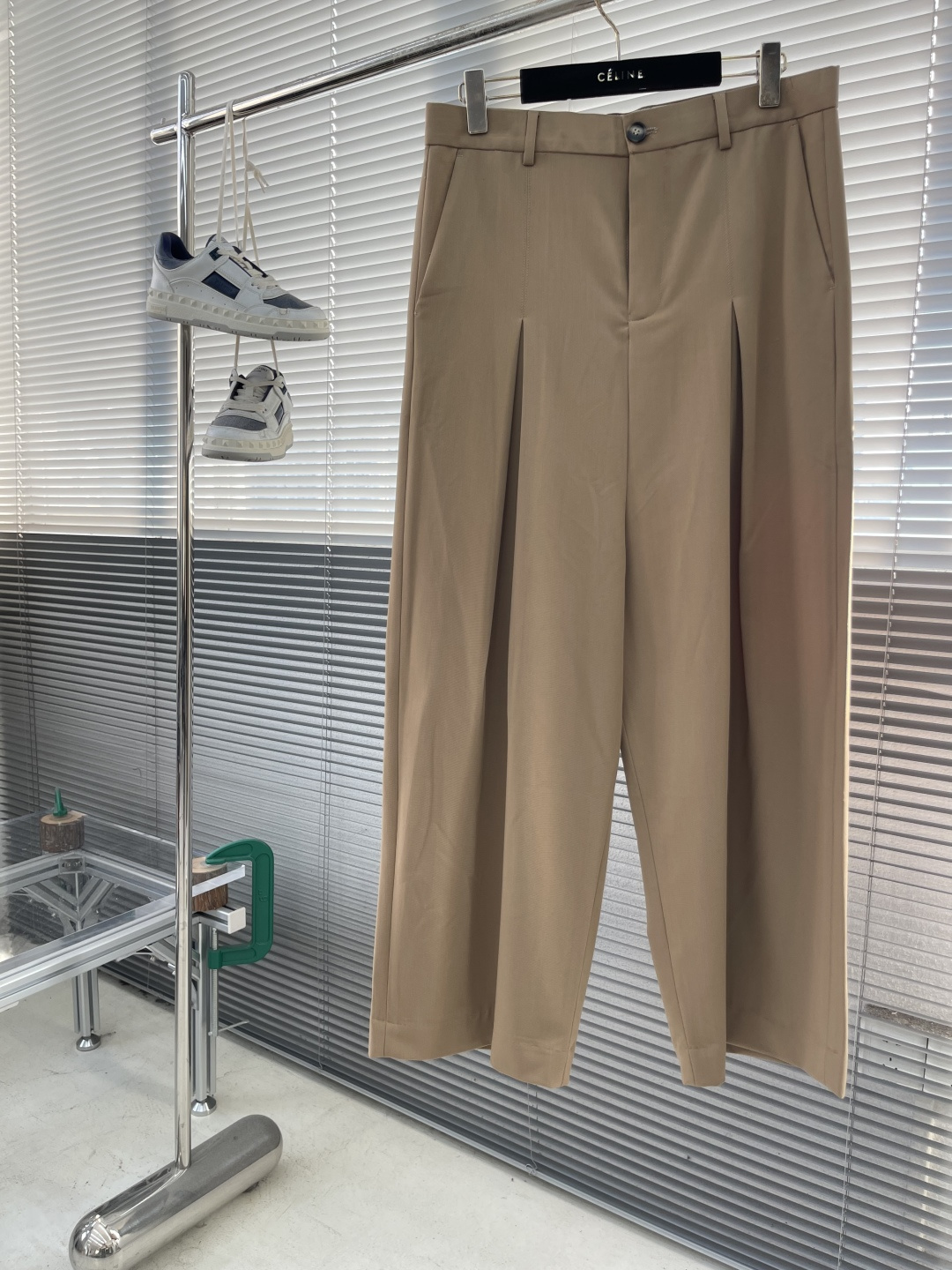 -LOEW 搭扣阔腿长裤定制紧致棉质斜纹精纺料 垂感爽滑 细腻透气 以独特卡其色为底色 质朴而尽显高雅 