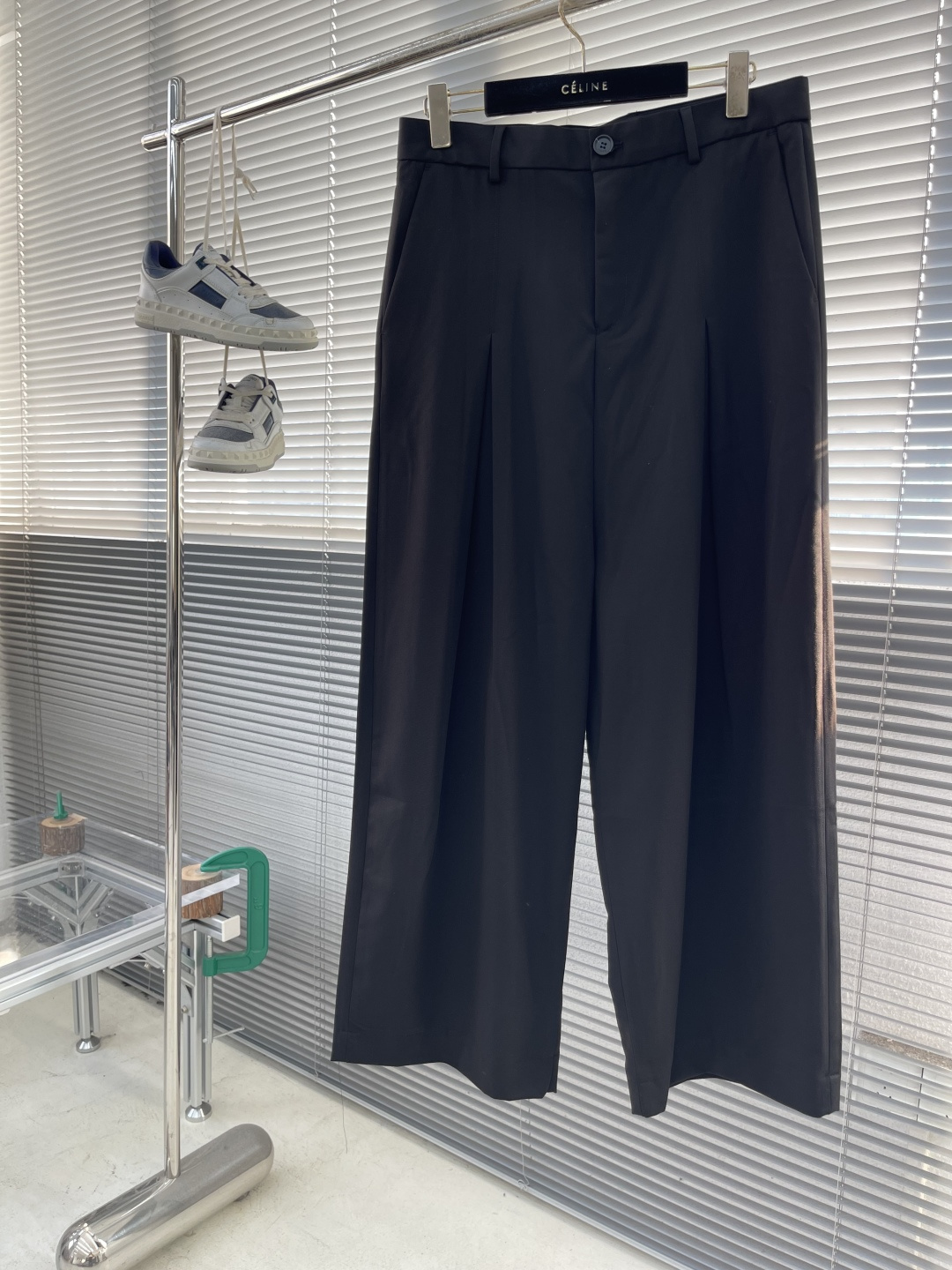 -LOEW 搭扣阔腿长裤定制紧致棉质斜纹精纺料 垂感爽滑 细腻透气 以独特卡其色为底色 质朴而尽显高雅 