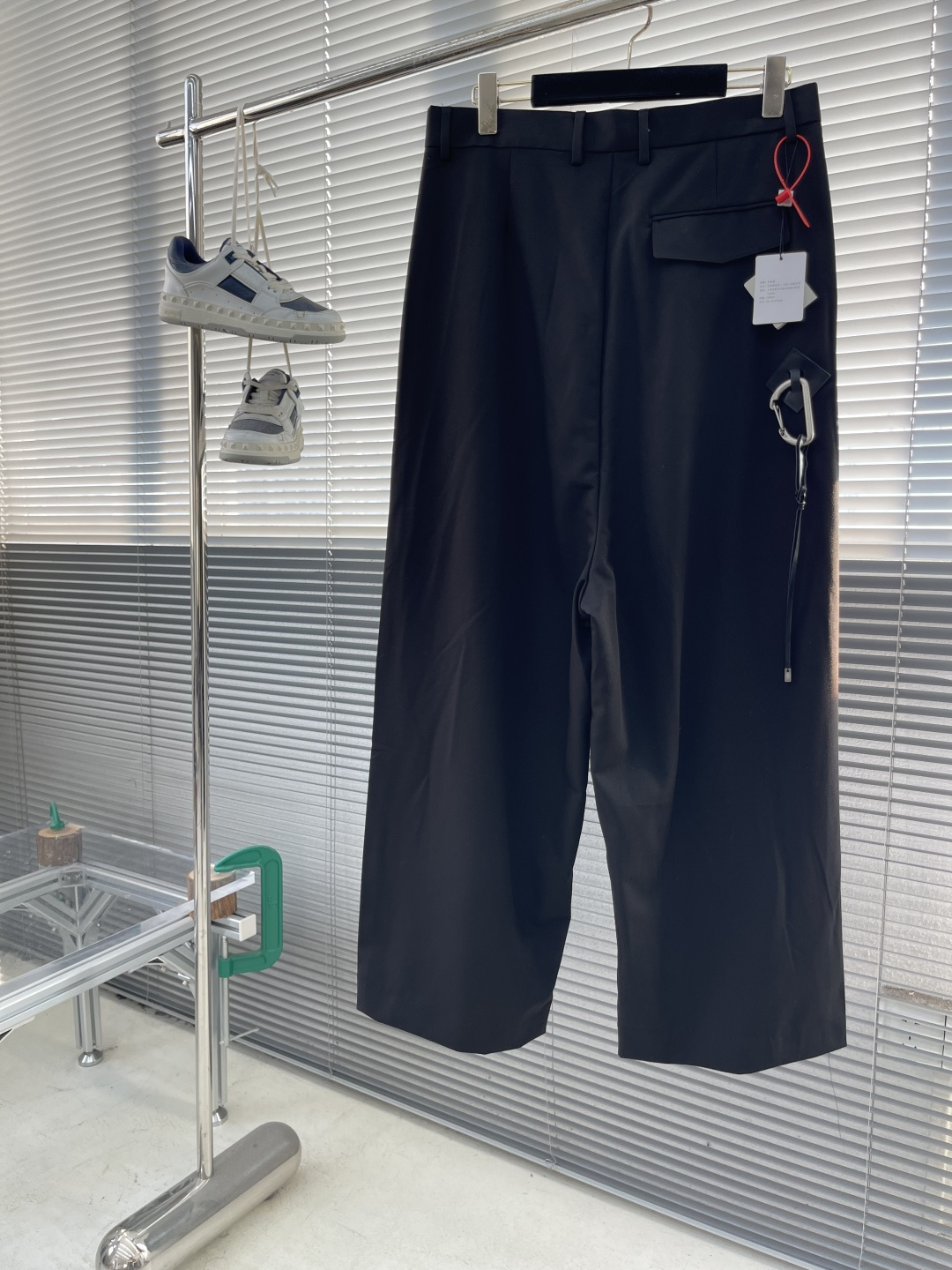 -LOEW 搭扣阔腿长裤定制紧致棉质斜纹精纺料 垂感爽滑 细腻透气 以独特卡其色为底色 质朴而尽显高雅 