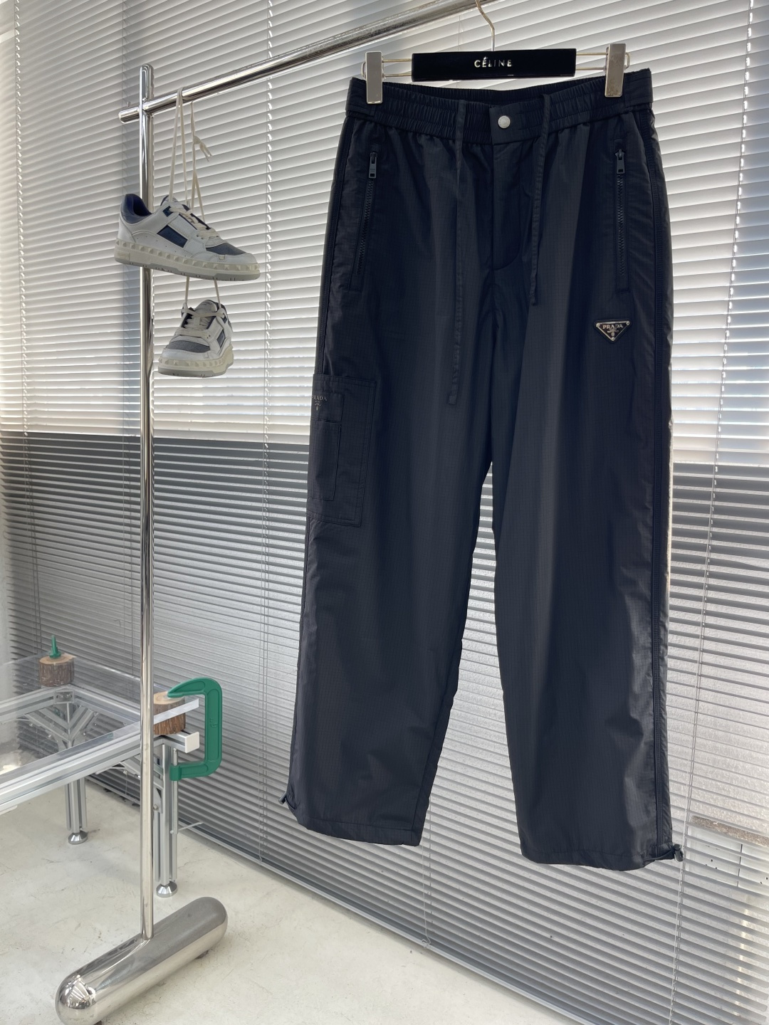 -PRAD 25年秋冬新款休闲裤定制珐琅金属三角形徽标休闲长裤，松紧腰头配抽绳、轻盈有垂感，一年四季都能