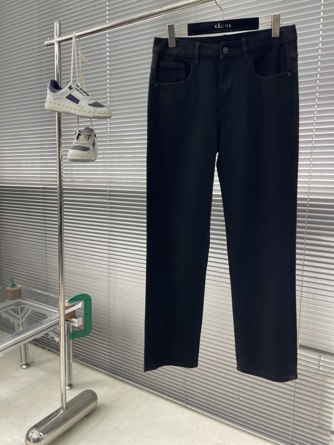 -alo 25年秋冬新款休闲牛仔裤裤 干净利落剪裁，都市风十足 采用精纺面料手感软糯干爽，上身效果挺括有