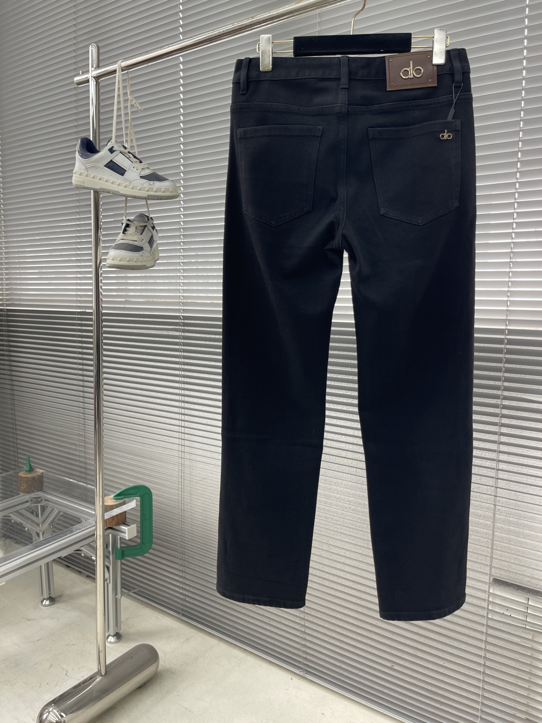 -alo 25年秋冬新款休闲牛仔裤裤 干净利落剪裁，都市风十足 采用精纺面料手感软糯干爽，上身效果挺括有