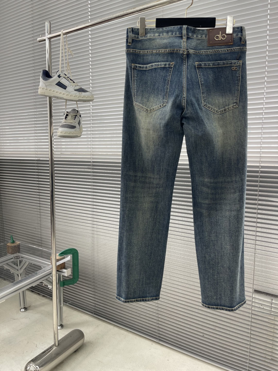 -alo 25年秋冬新款休闲牛仔裤裤 干净利落剪裁，都市风十足 采用精纺面料手感软糯干爽，上身效果挺括有