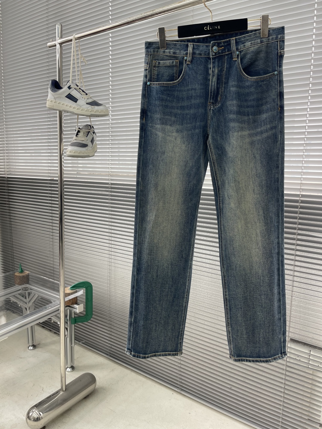 -alo 25年秋冬新款休闲牛仔裤裤 干净利落剪裁，都市风十足 采用精纺面料手感软糯干爽，上身效果挺括有