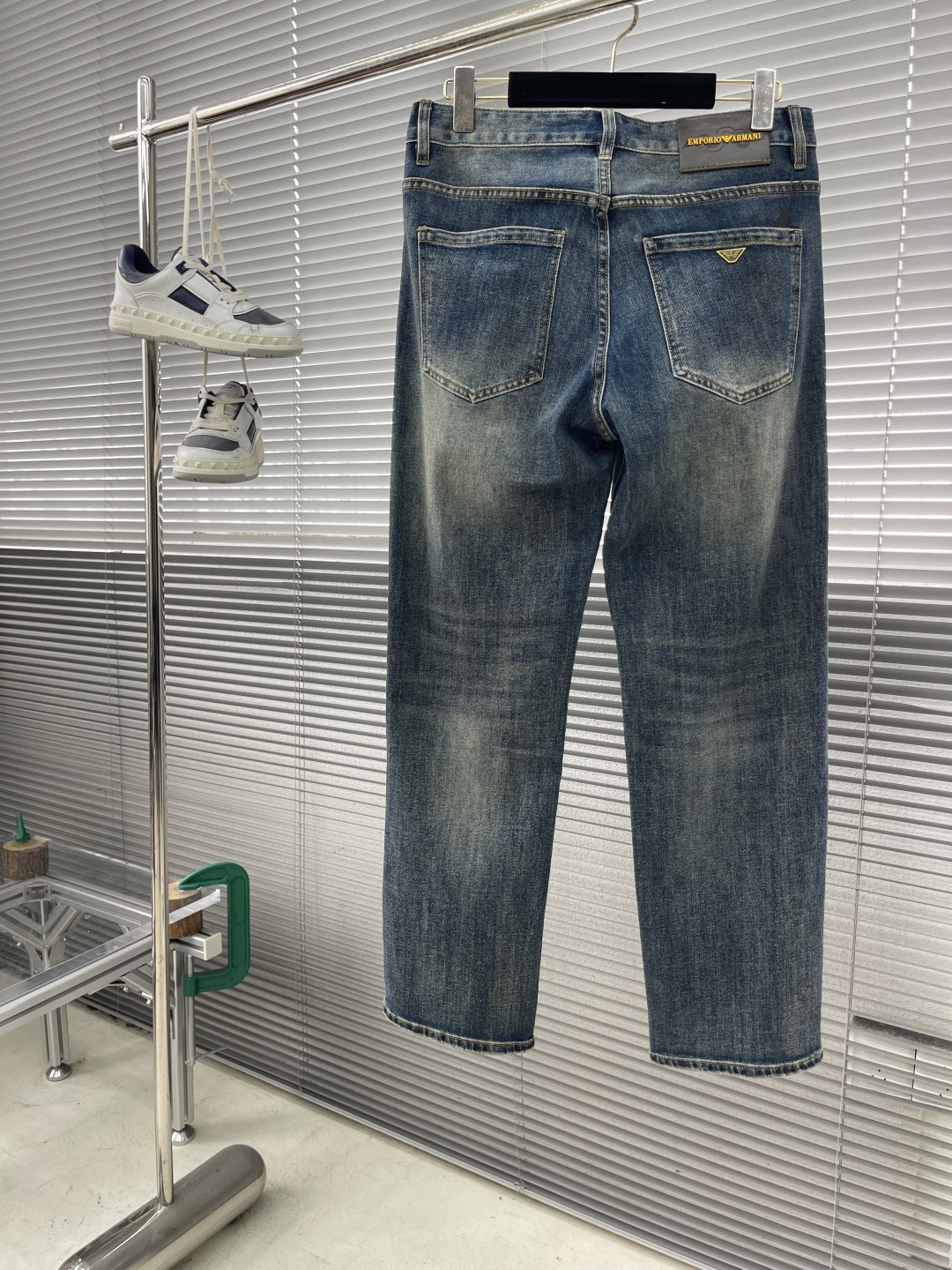 -EA 阿玛泥 25年秋冬新款休闲牛仔裤裤 干净利落剪裁，都市风十足 采用精纺面料手感软糯干爽，上身效果