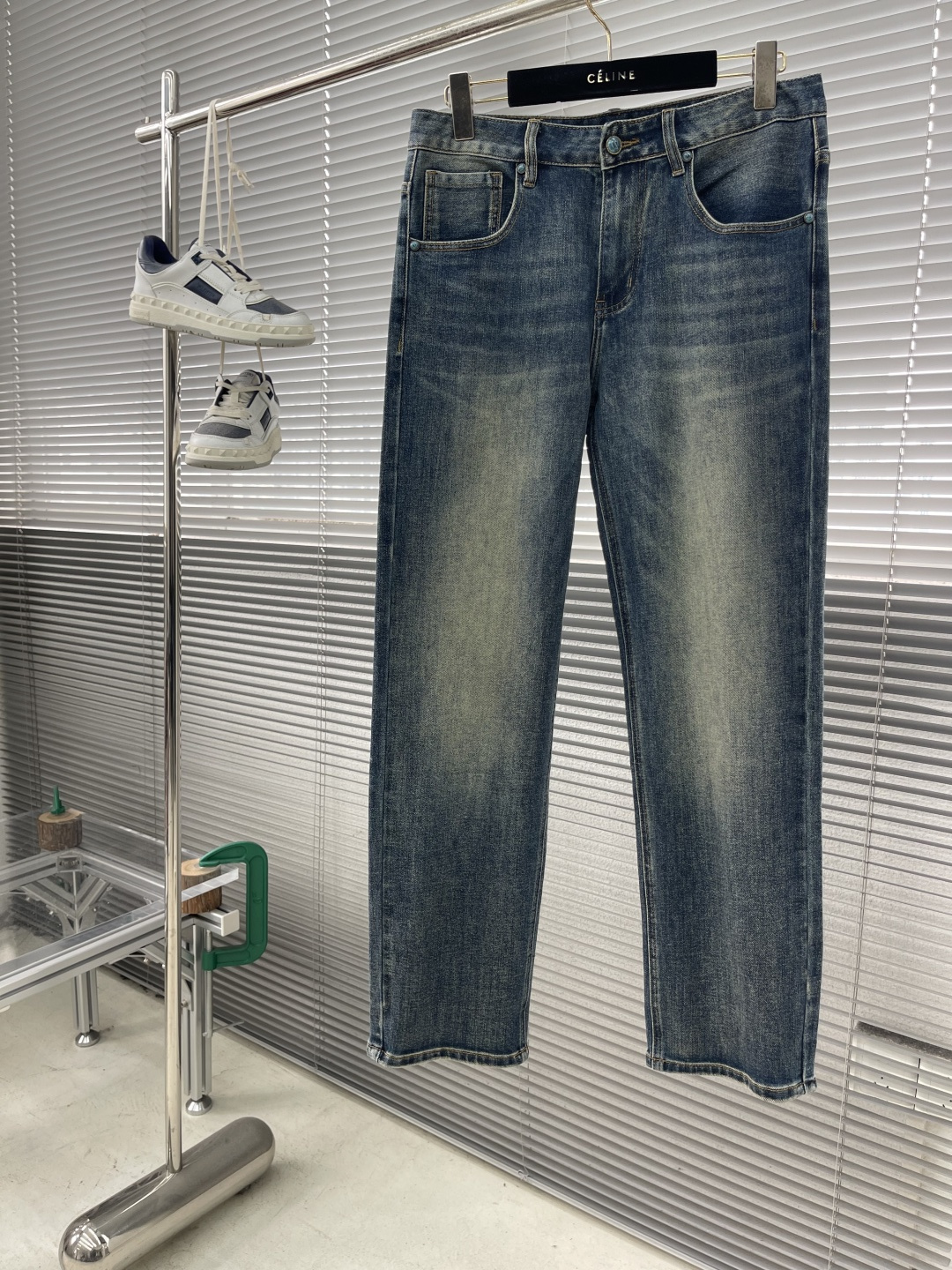 -EA 阿玛泥 25年秋冬新款休闲牛仔裤裤 干净利落剪裁，都市风十足 采用精纺面料手感软糯干爽，上身效果