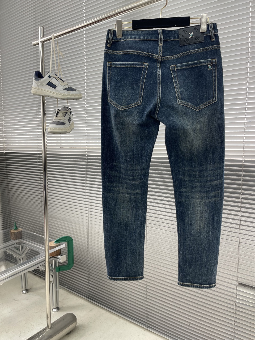 -驴牌 25年秋冬新款休闲牛仔裤裤 干净利落剪裁，都市风十足 采用精纺面料手感软糯干爽，上身效果挺括有型