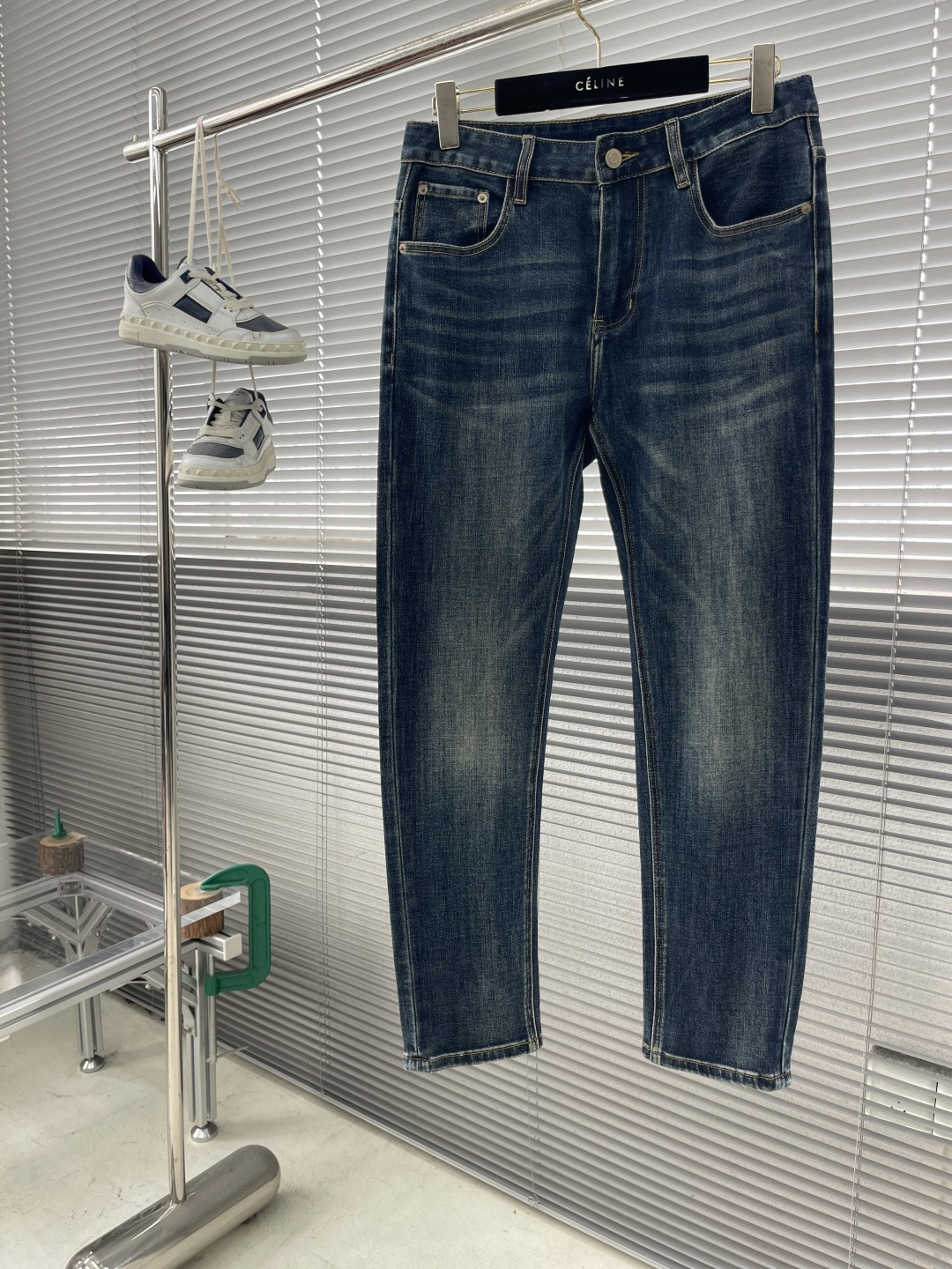 -驴牌 25年秋冬新款休闲牛仔裤裤 干净利落剪裁，都市风十足 采用精纺面料手感软糯干爽，上身效果挺括有型