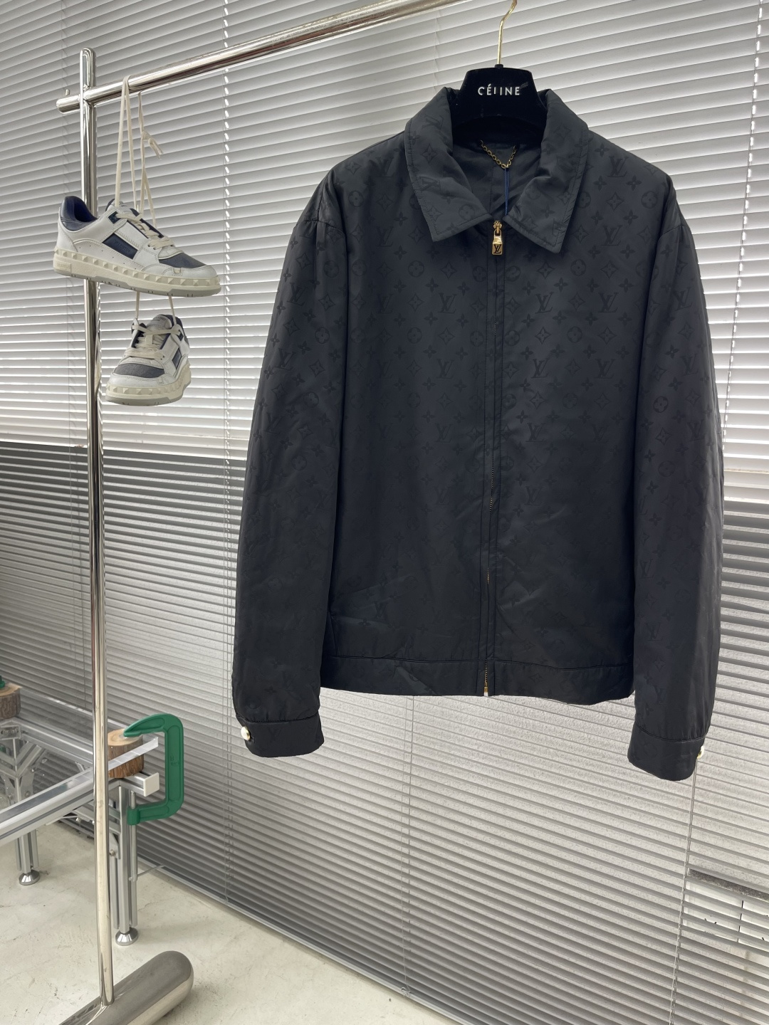 -驴牌 25fw新款MONOGRAM 提花翻领棉夹克，本款翻领夹克于2025春夏秀场焕新经典外套设计，为