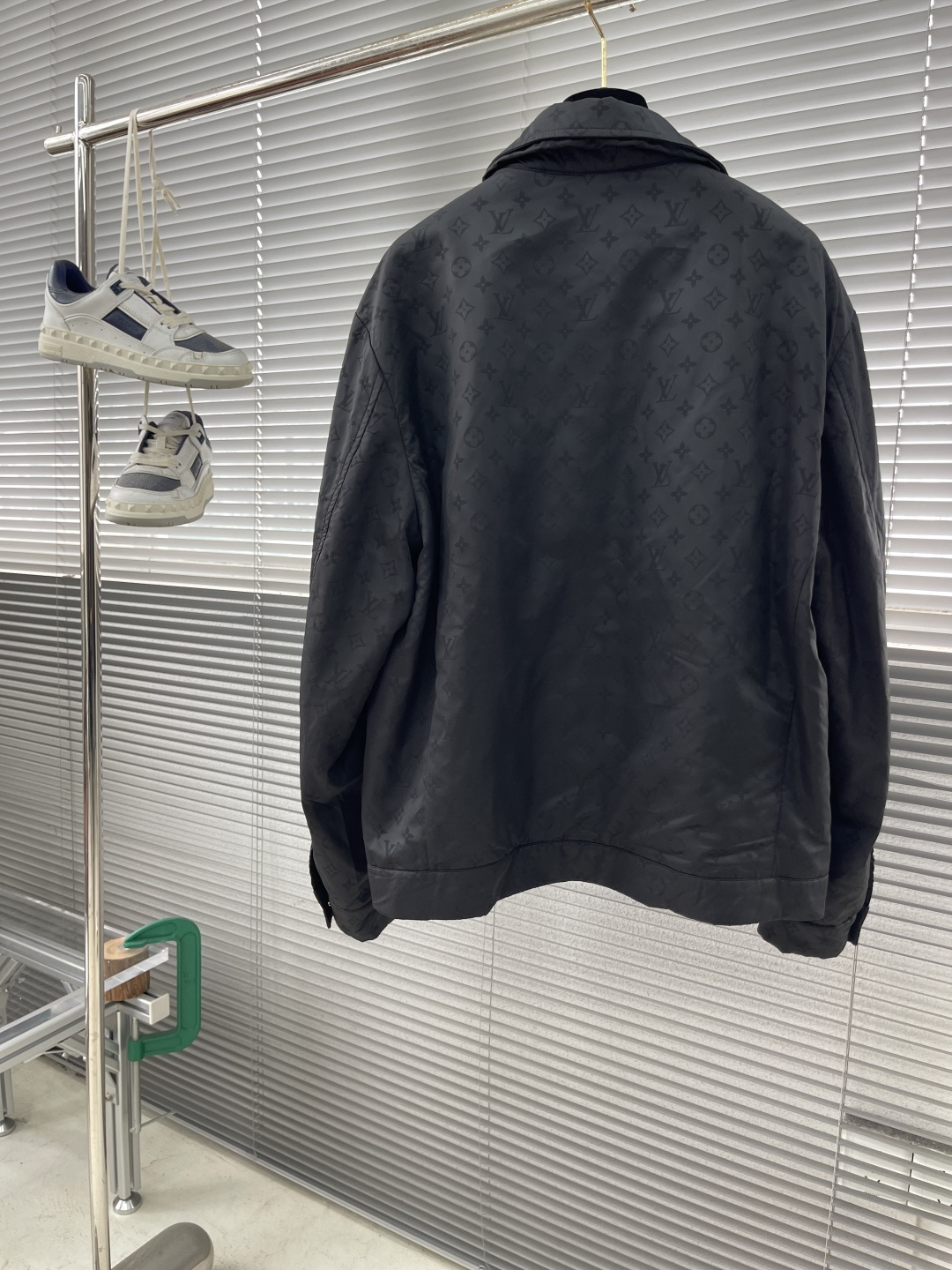 -驴牌 25fw新款MONOGRAM 提花翻领棉夹克，本款翻领夹克于2025春夏秀场焕新经典外套设计，为