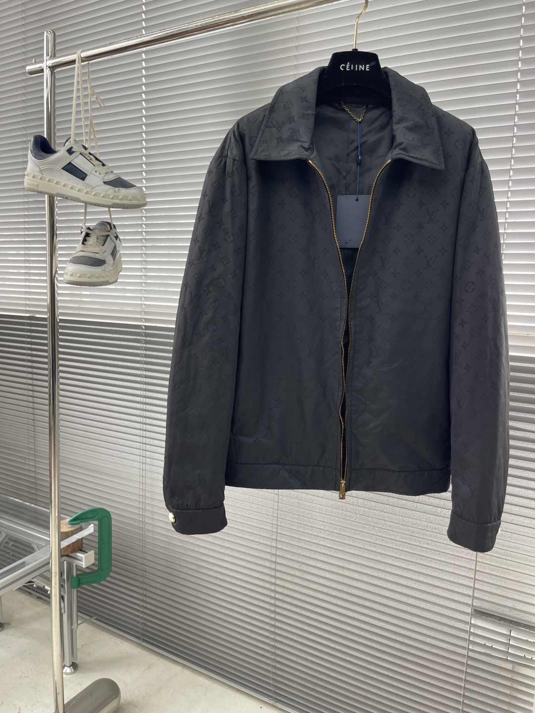 -驴牌 25fw新款MONOGRAM 提花翻领棉夹克，本款翻领夹克于2025春夏秀场焕新经典外套设计，为