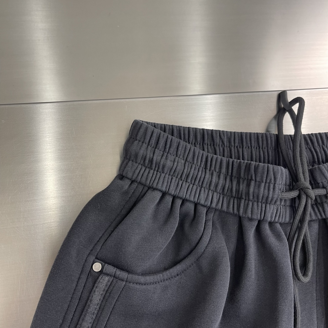 -Balenciag 新款Pu马联名logo字母印花洗水造旧磨卫裤，复古洗水造旧工艺 手工刷白，定制面料