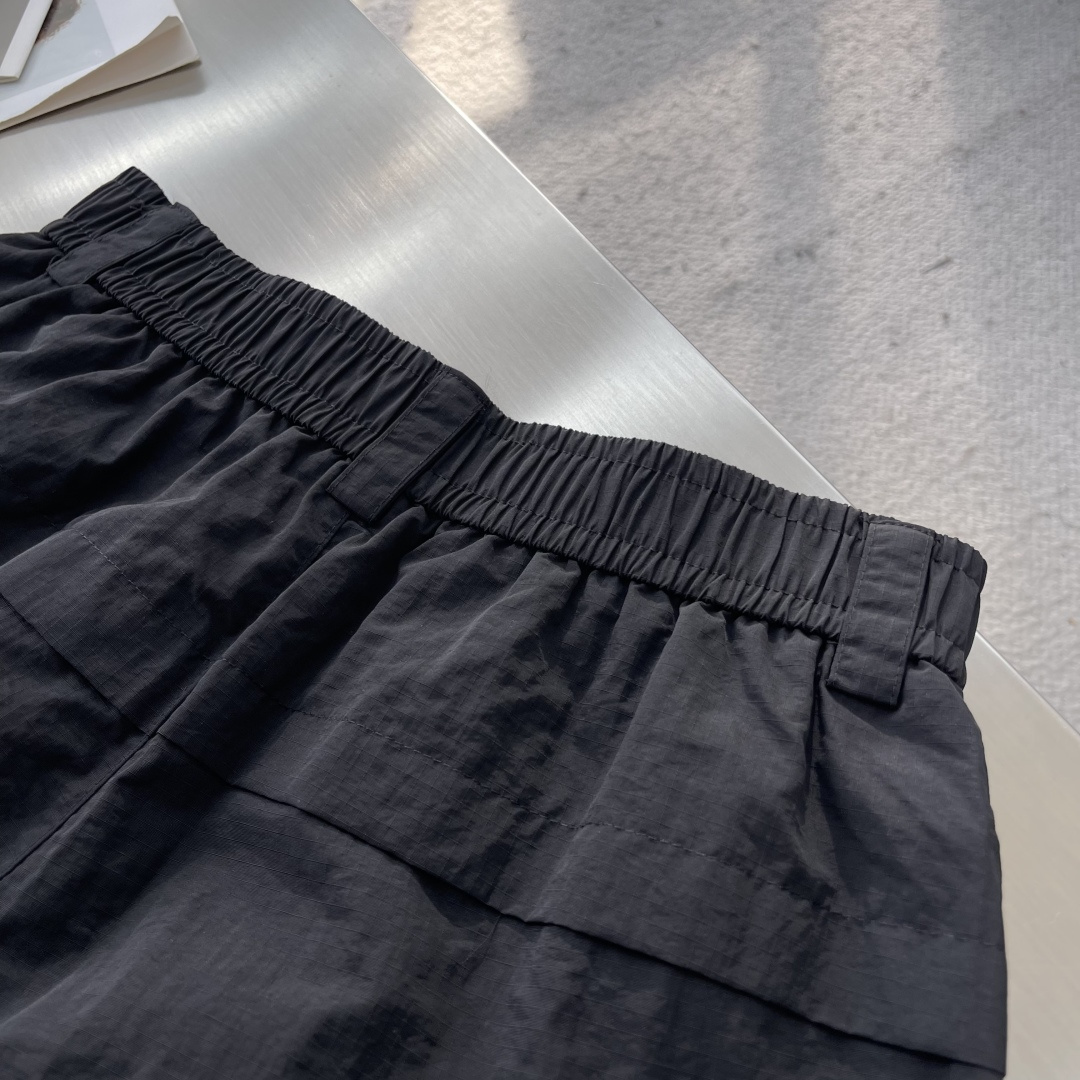 -PRAD 25fw新款重工工装长裤，两侧重工斜插拉链大口袋设计，腰头前开襟后松紧带设计 满足各种腰围，