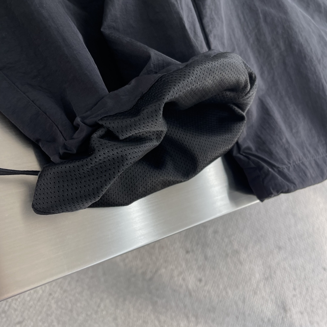 -PRAD 25fw新款重工工装长裤，两侧重工斜插拉链大口袋设计，腰头前开襟后松紧带设计 满足各种腰围，