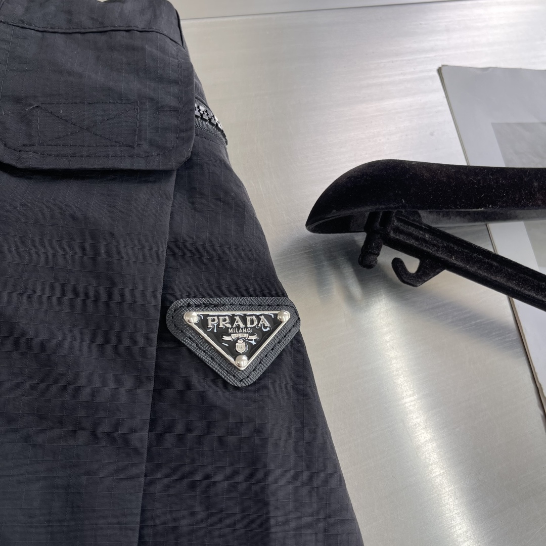 -PRAD 25fw新款重工工装长裤，两侧重工斜插拉链大口袋设计，腰头前开襟后松紧带设计 满足各种腰围，