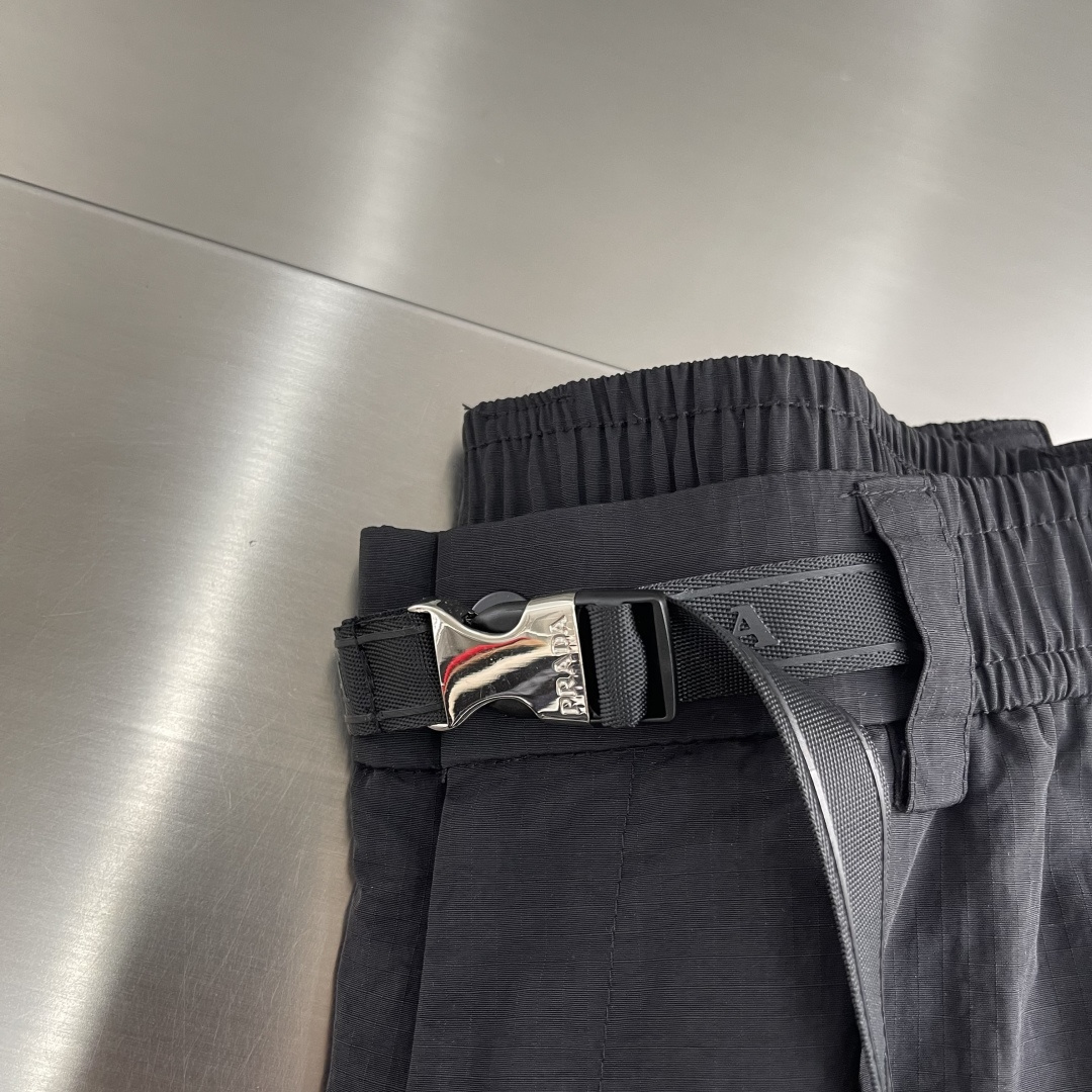 -PRAD 25fw新款重工工装长裤，两侧重工斜插拉链大口袋设计，腰头前开襟后松紧带设计 满足各种腰围，