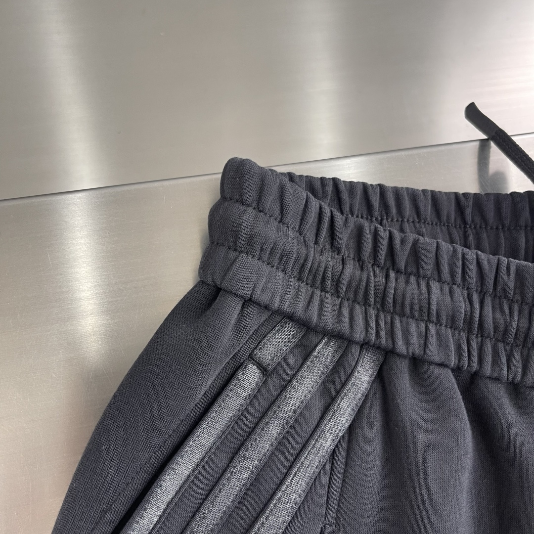 -Balenciag 三叶草联名 2025早秋新品 针织棉加厚面料男士运动户外休闲裤 每季必出的类型，无