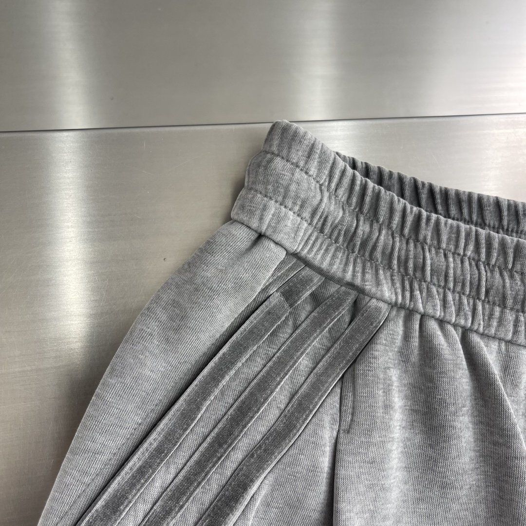 -Balenciag 三叶草联名 2025早秋新品 针织棉加厚面料男士运动户外休闲裤 每季必出的类型，无