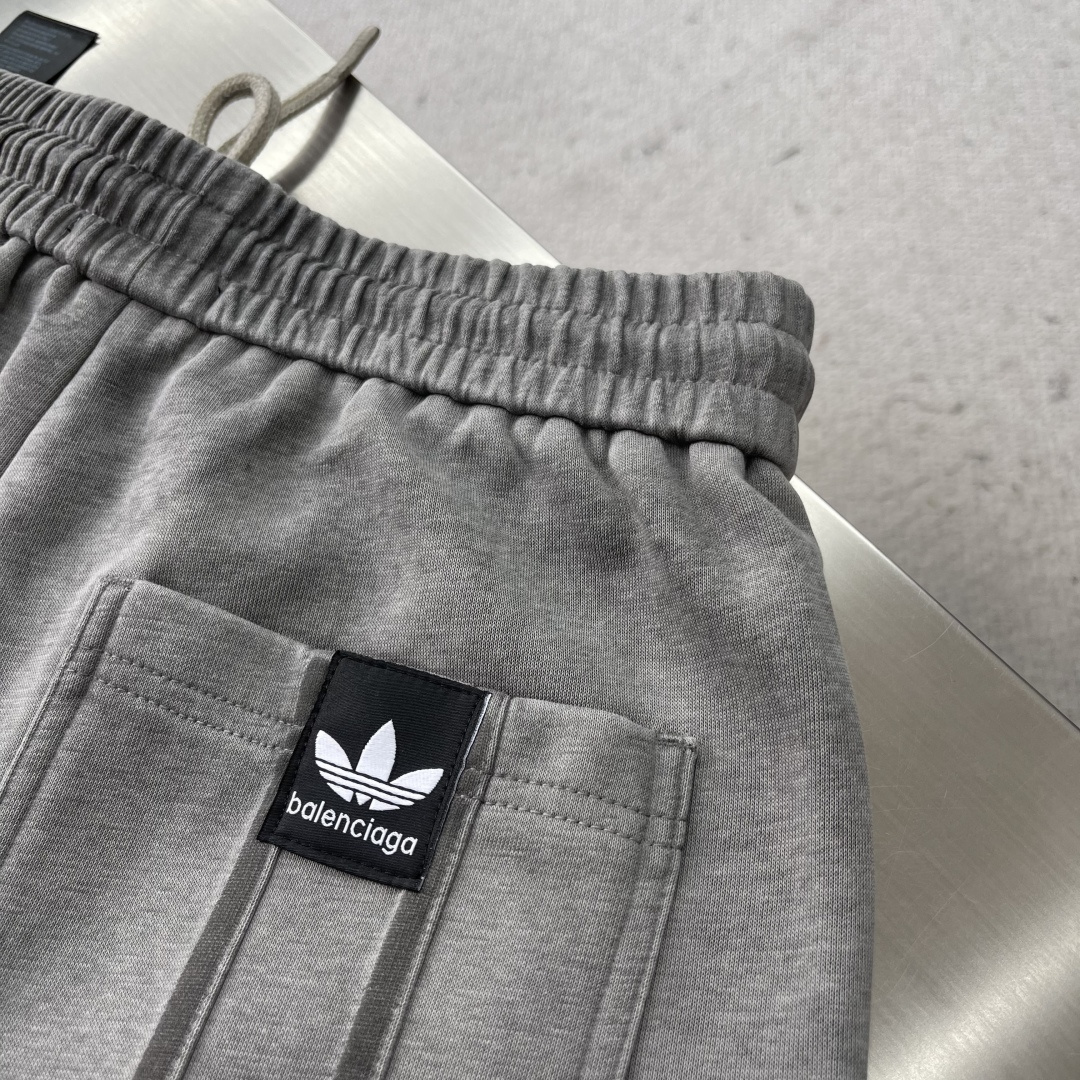 -Balenciag 三叶草联名 2025早秋新品 针织棉加厚面料男士运动户外休闲裤 每季必出的类型，无