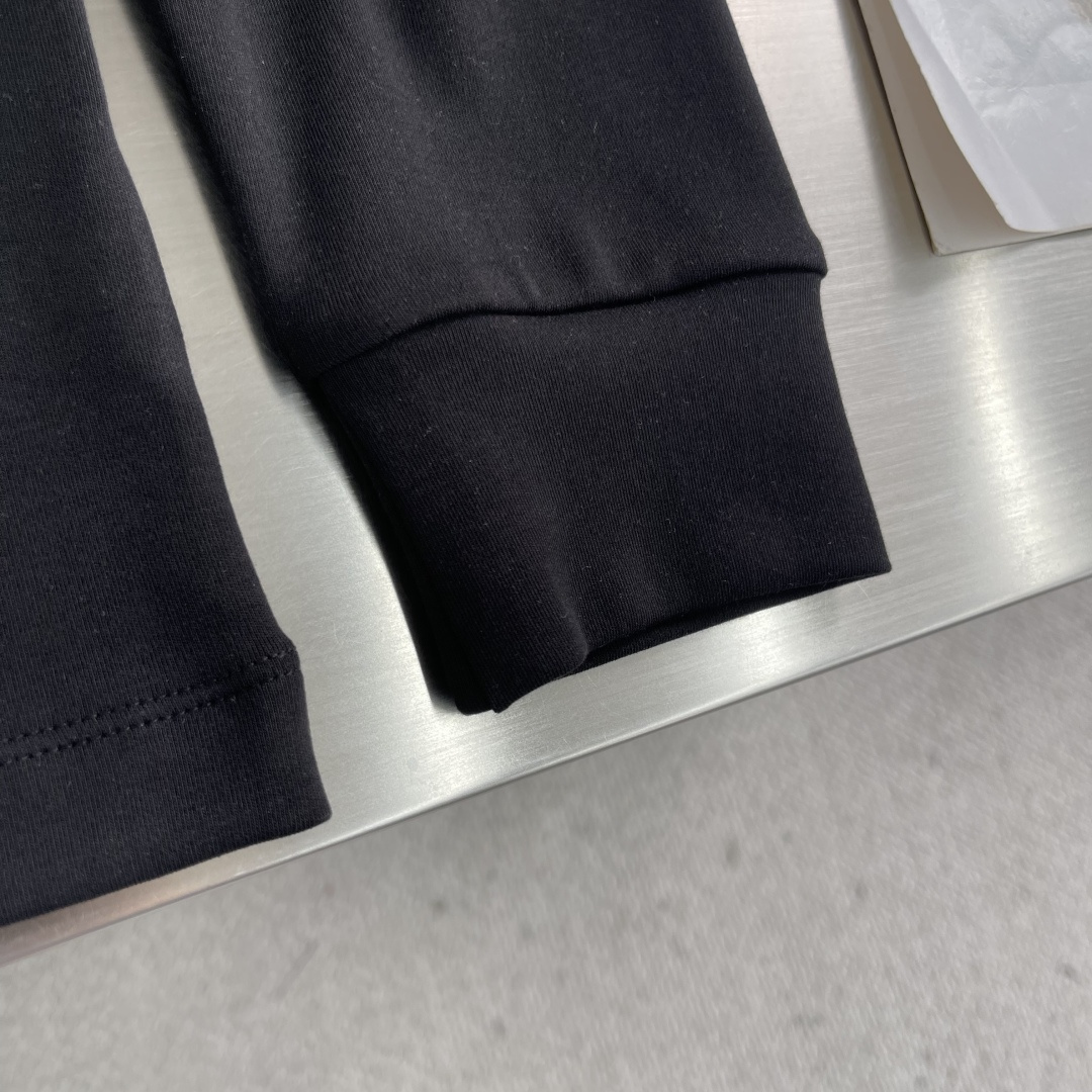 -mon 2025秋冬新款长袖打底T恤。定制面料，定制刺绣logo，舒适性与透气性兼优，柔软抗皱弹性和垂