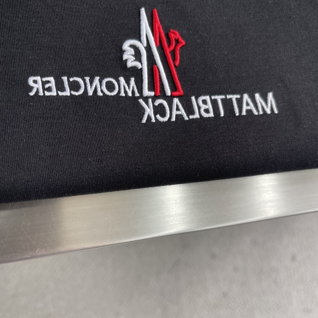 -mon 2025秋冬新款长袖打底T恤。定制面料，定制刺绣logo，舒适性与透气性兼优，柔软抗皱弹性和垂