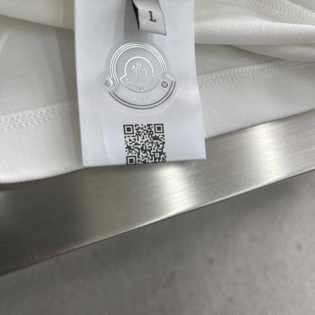 -mon 2025秋冬新款长袖打底T恤。定制面料，定制刺绣logo，舒适性与透气性兼优，柔软抗皱弹性和垂