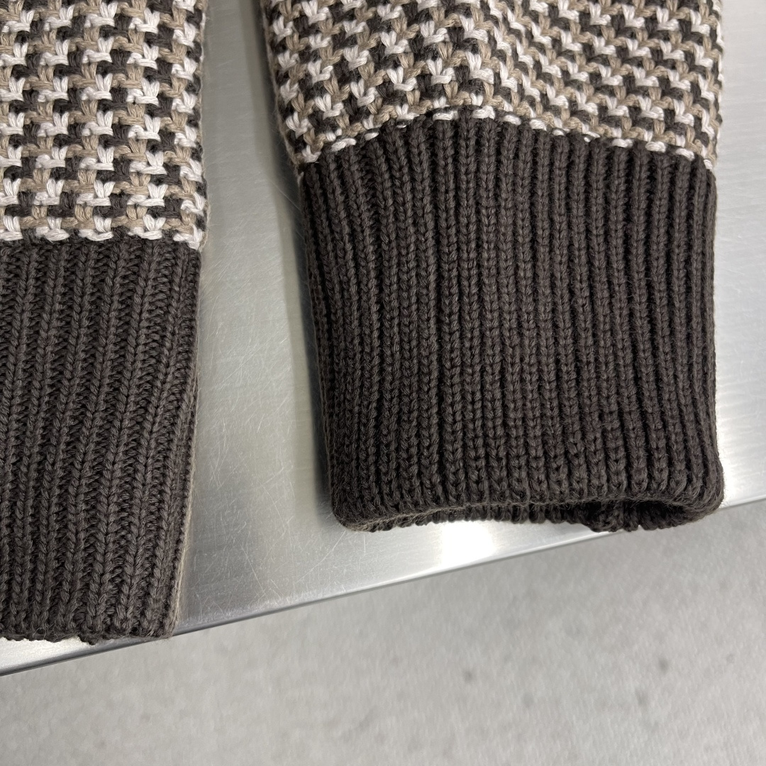 -驴牌 提花3D飞行员格子针织衫采用100%棉质毛料，内衬采用100%人棉。该款采用定染毛纱，米白配套染