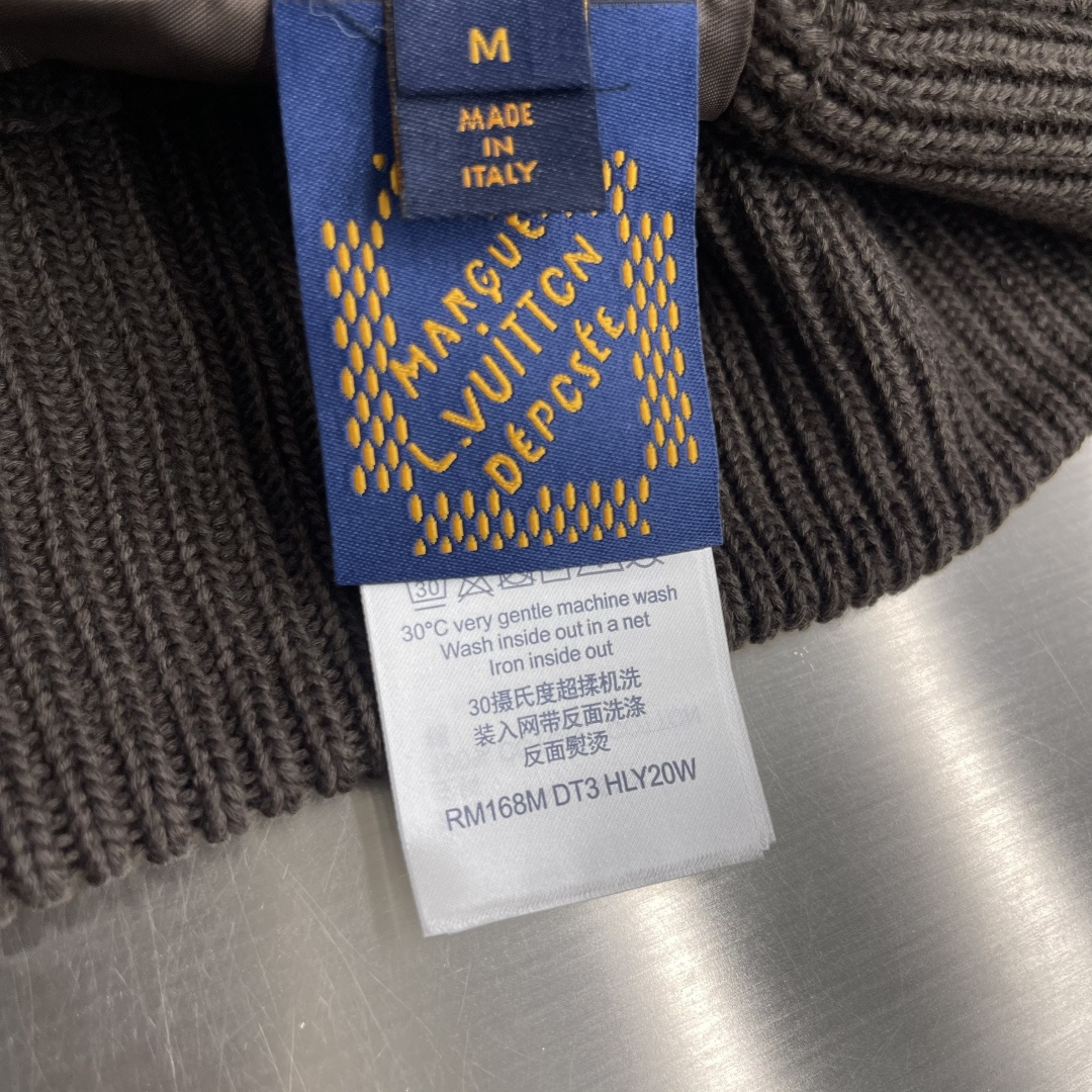 -驴牌 提花3D飞行员格子针织衫采用100%棉质毛料，内衬采用100%人棉。该款采用定染毛纱，米白配套染