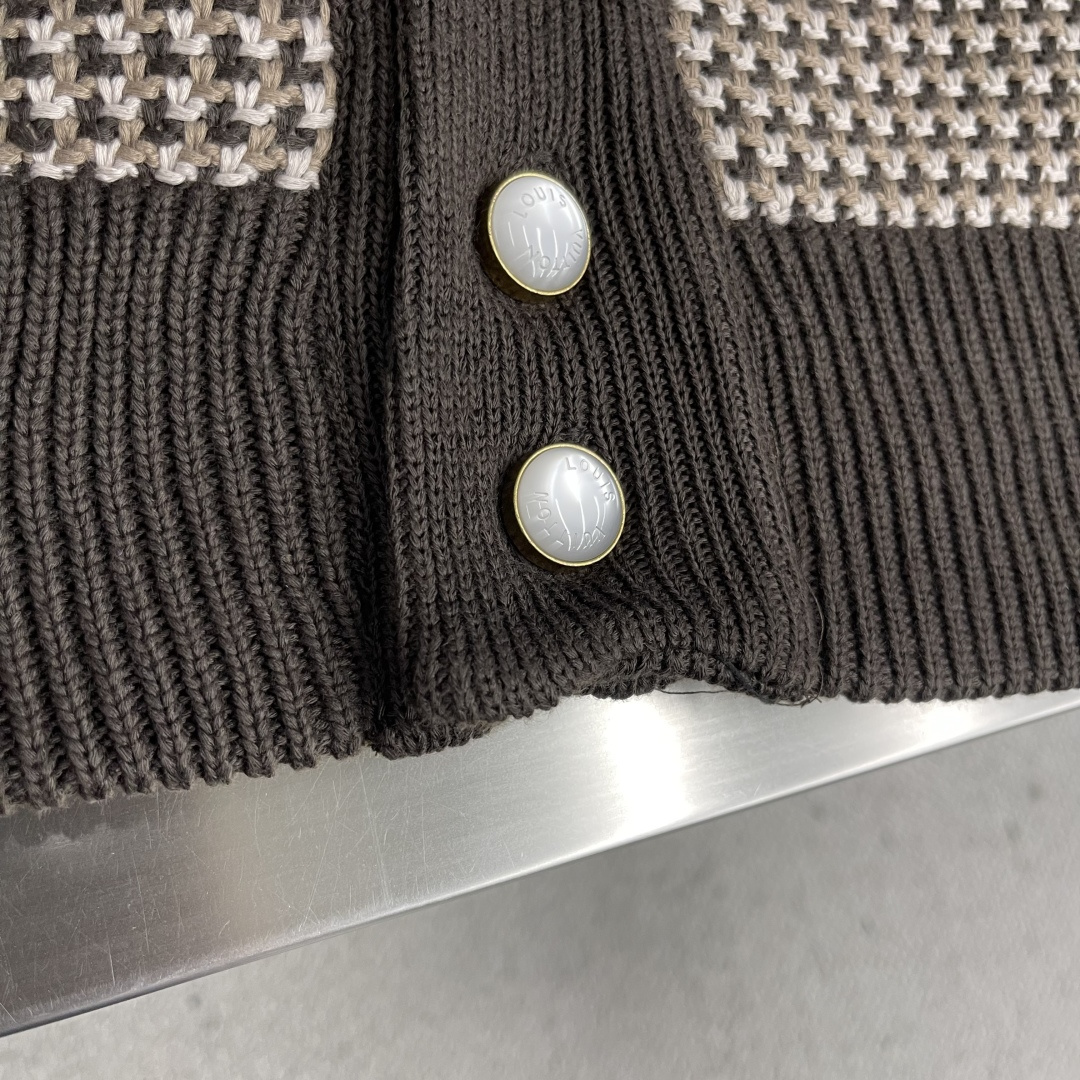 -驴牌 提花3D飞行员格子针织衫采用100%棉质毛料，内衬采用100%人棉。该款采用定染毛纱，米白配套染