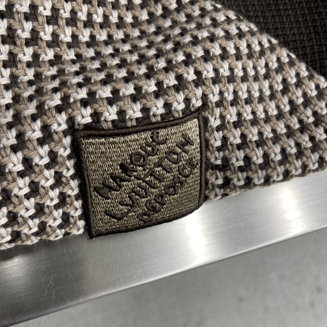 -驴牌 提花3D飞行员格子针织衫采用100%棉质毛料，内衬采用100%人棉。该款采用定染毛纱，米白配套染