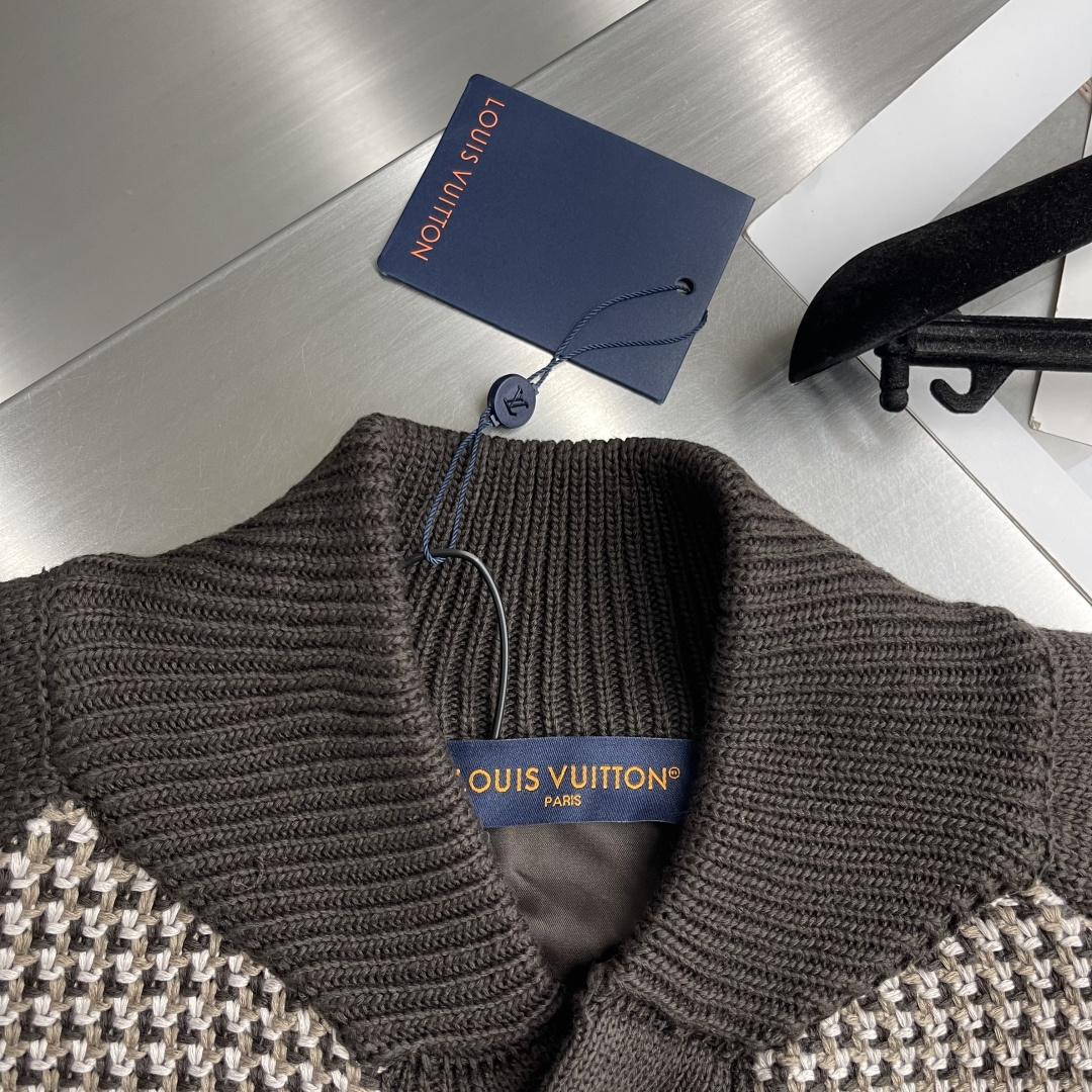 -驴牌 提花3D飞行员格子针织衫采用100%棉质毛料，内衬采用100%人棉。该款采用定染毛纱，米白配套染