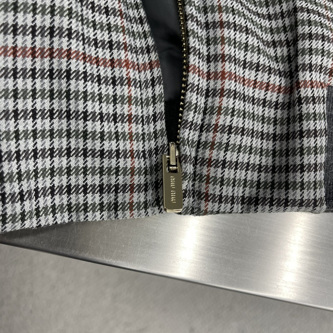 -MiuMiu 刺绣条纹格子外套采用50支4股纯棉毛料，定制1：1格子条纹面料。面料多色定染后，采用4股