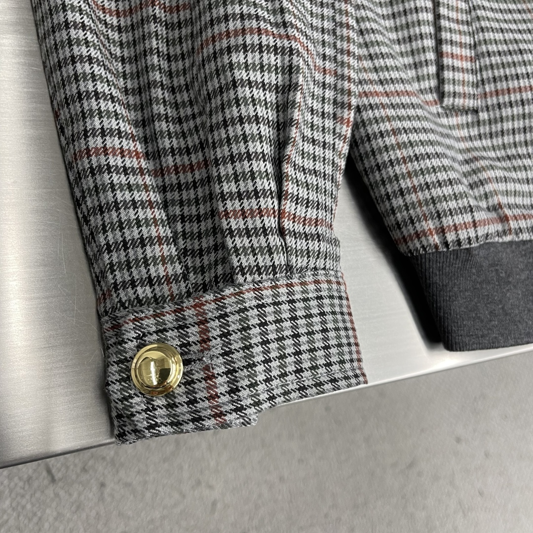 -MiuMiu 刺绣条纹格子外套采用50支4股纯棉毛料，定制1：1格子条纹面料。面料多色定染后，采用4股