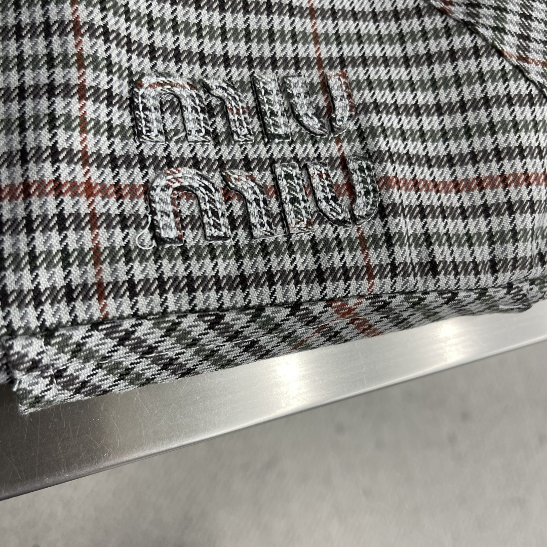 -MiuMiu 刺绣条纹格子外套采用50支4股纯棉毛料，定制1：1格子条纹面料。面料多色定染后，采用4股