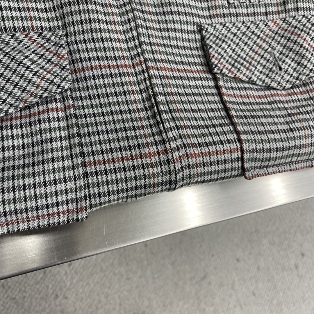 -MiuMiu 刺绣条纹格子外套采用50支4股纯棉毛料，定制1：1格子条纹面料。面料多色定染后，采用4股