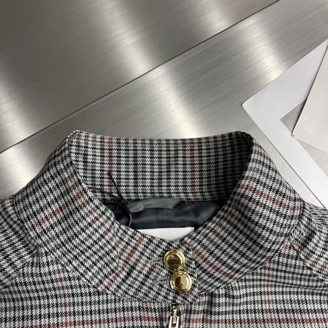 -MiuMiu 刺绣条纹格子外套采用50支4股纯棉毛料，定制1：1格子条纹面料。面料多色定染后，采用4股