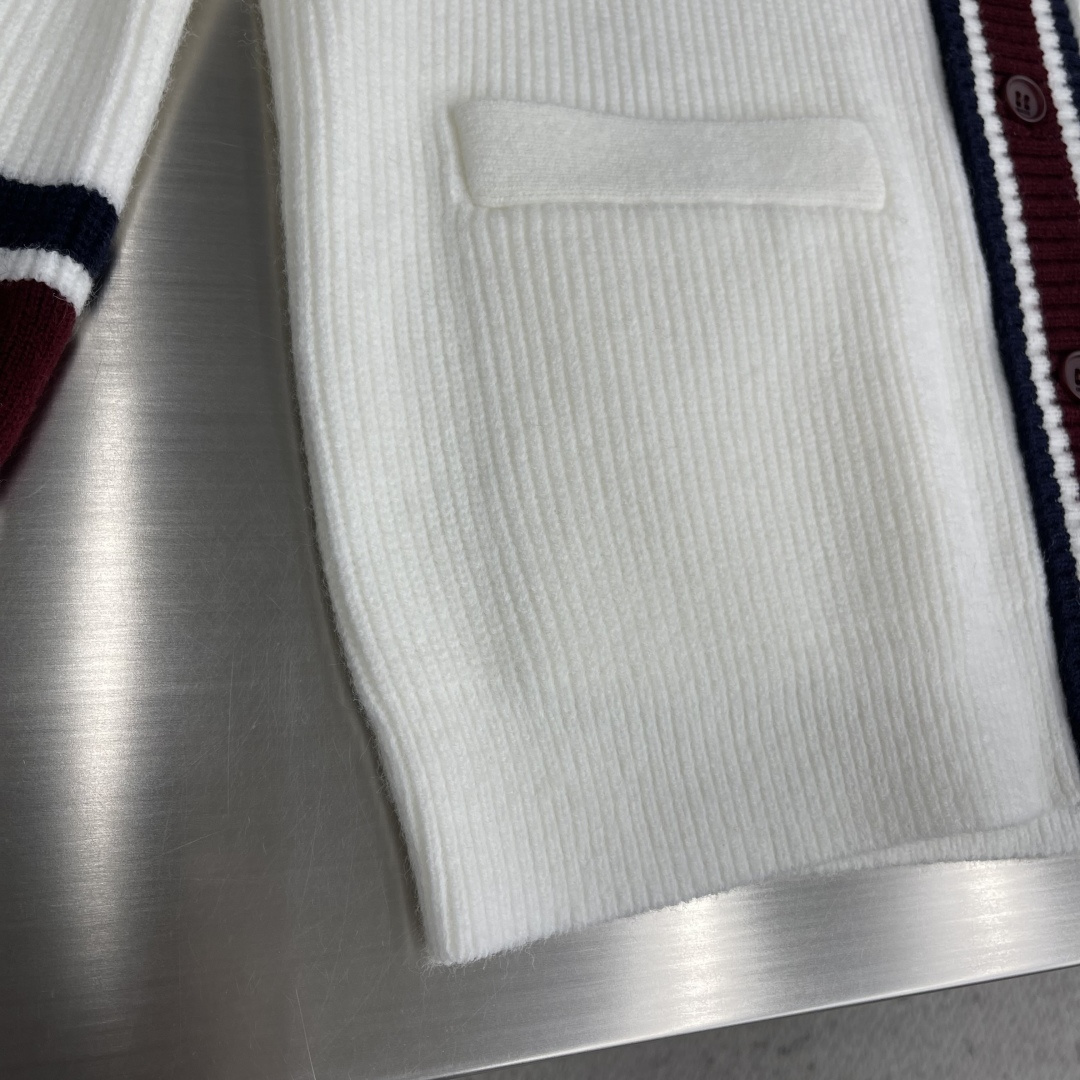 -GUCC 25fw新款V领针织衫，这款针织衫采用100%羊毛针织面料制作而成，袖子缀饰Gucc嵌花。刻