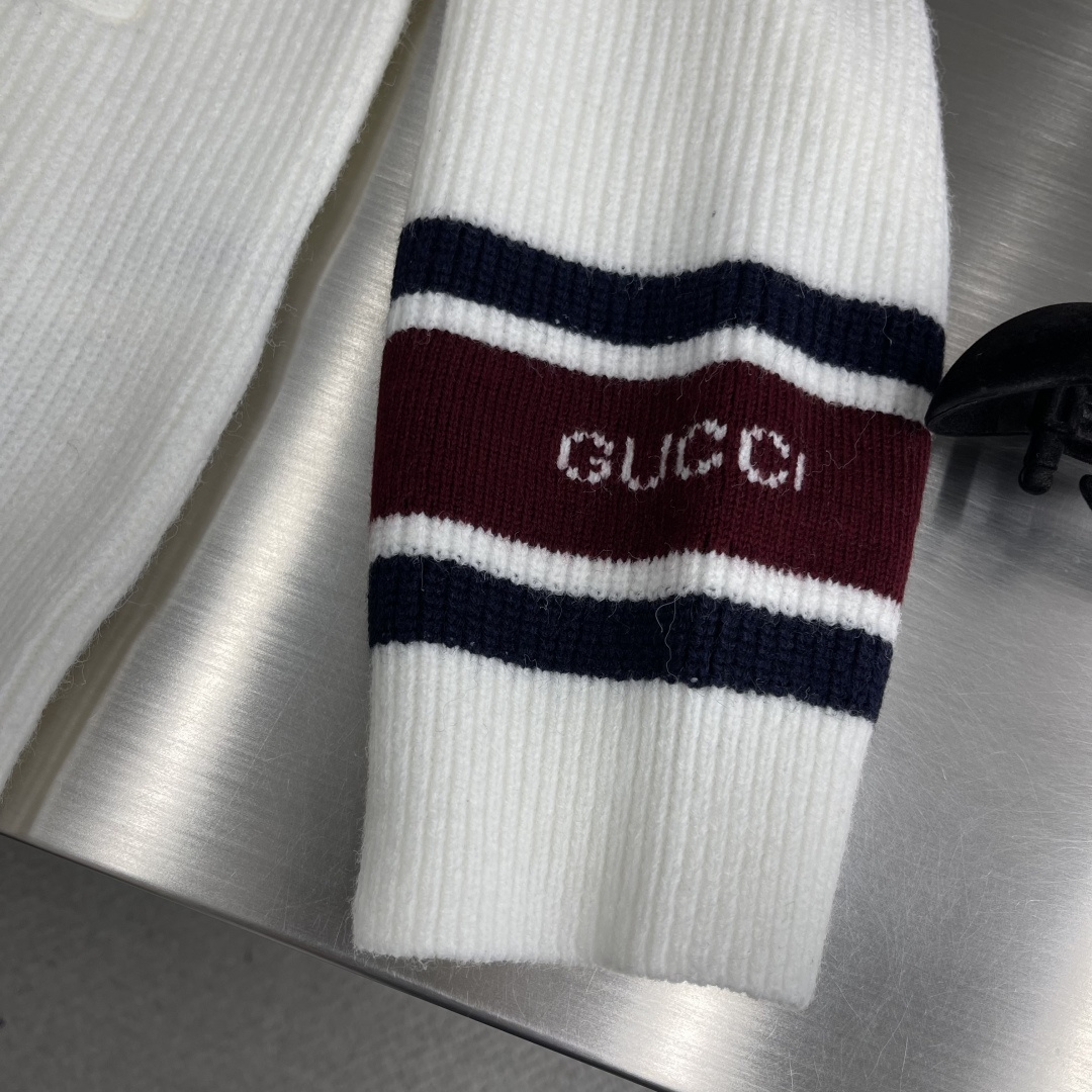 -GUCC 25fw新款V领针织衫，这款针织衫采用100%羊毛针织面料制作而成，袖子缀饰Gucc嵌花。刻