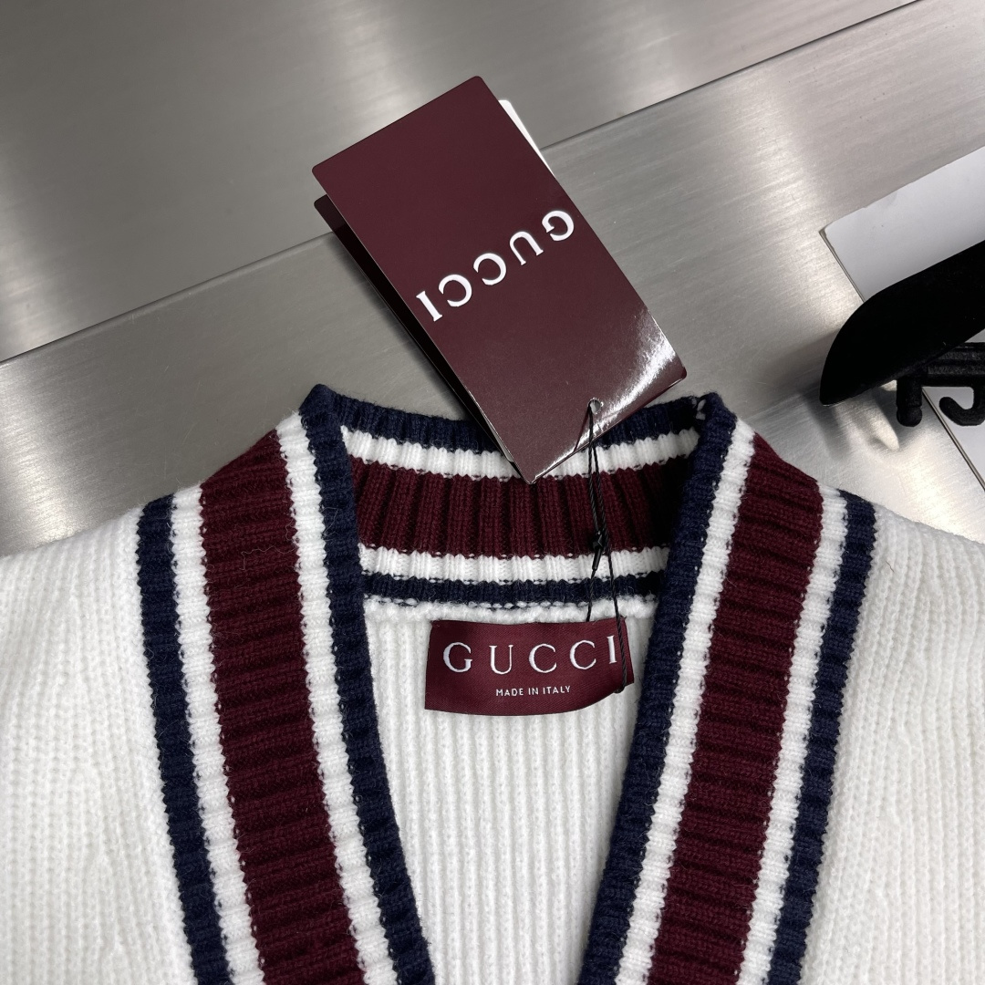 -GUCC 25fw新款V领针织衫，这款针织衫采用100%羊毛针织面料制作而成，袖子缀饰Gucc嵌花。刻