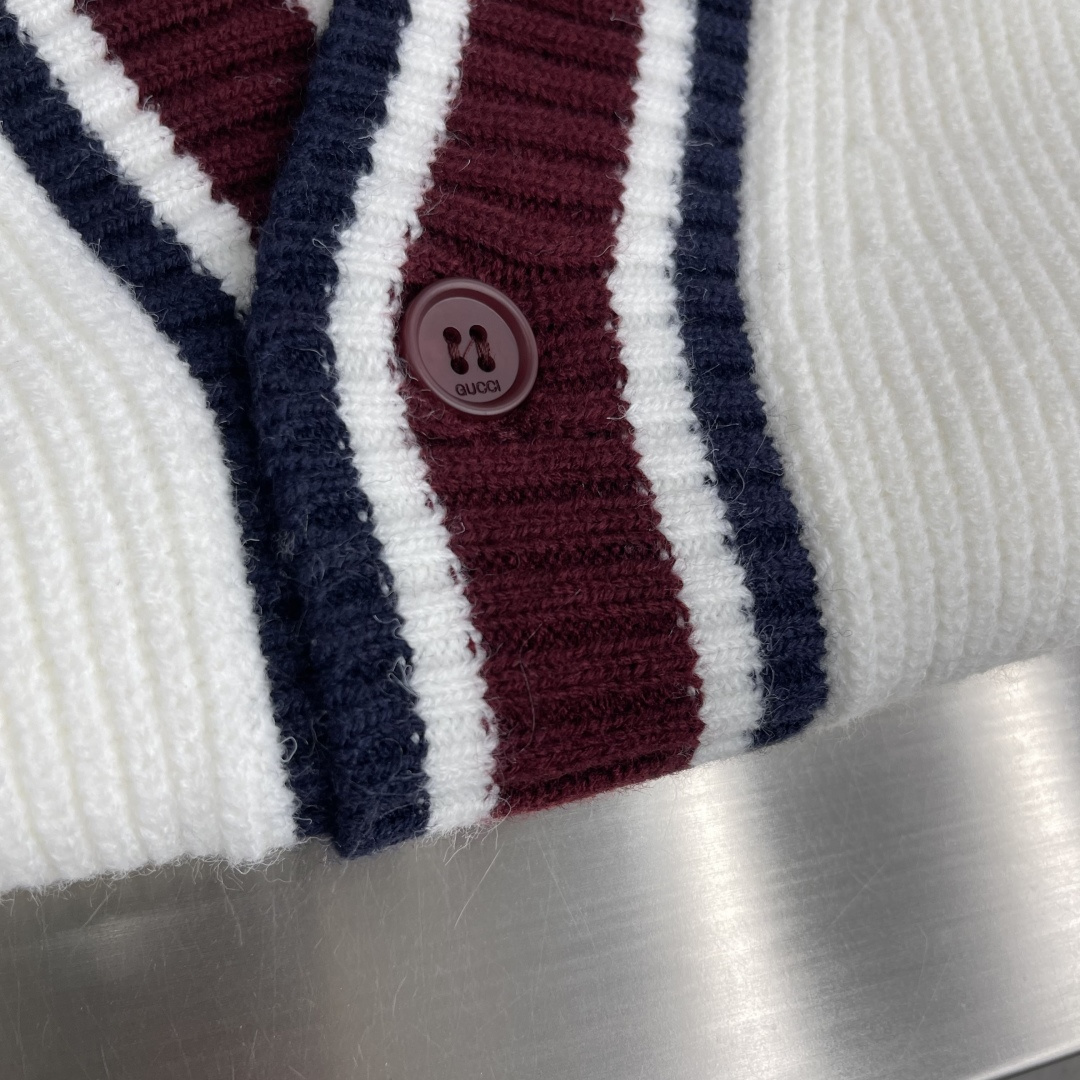 -GUCC 25fw新款V领针织衫，这款针织衫采用100%羊毛针织面料制作而成，袖子缀饰Gucc嵌花。刻