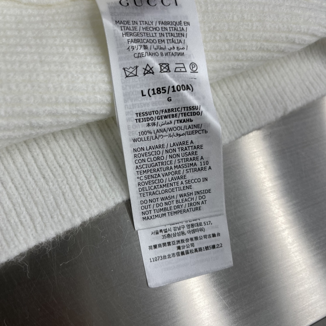 -GUCC 25fw新款V领针织衫，这款针织衫采用100%羊毛针织面料制作而成，袖子缀饰Gucc嵌花。刻