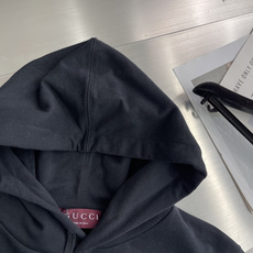 -GUCC 25fw新款饰刺绣针织棉连帽卫衣多款新季针织单品持续匠心演绎品牌元素。这款常规版型连 -GUCC 25fw新款饰刺绣针织棉连帽卫衣多款新季针织单品持续匠心演绎品牌元素。这款常规版型连